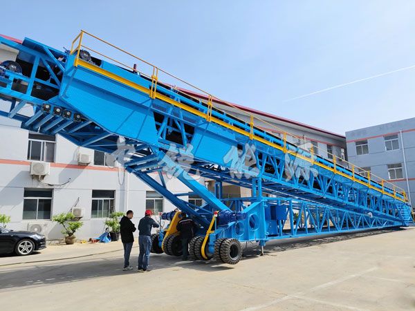 移動(dòng)輪胎式裝船機(jī)